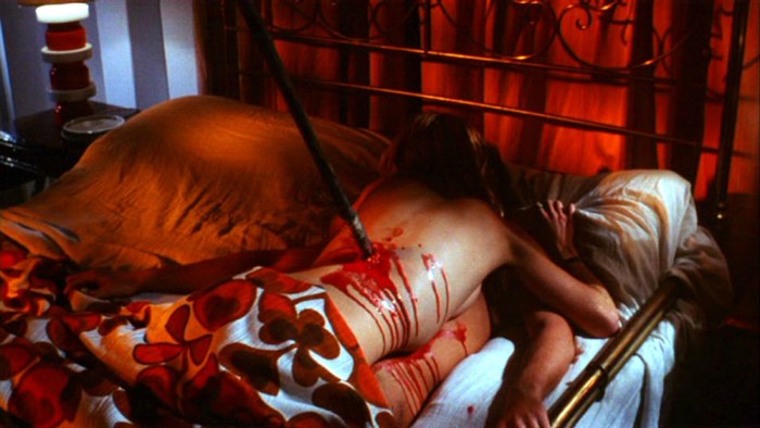 L’orgasmo impalato fra imbrattate lenzuola di sangue in Reazione a catena (1971) È il caposaldo dello slasher; la scena del massacro dei due amanti che copulano verrà riproposta in Venerdì 13: l'assassino ti siede accanto. 