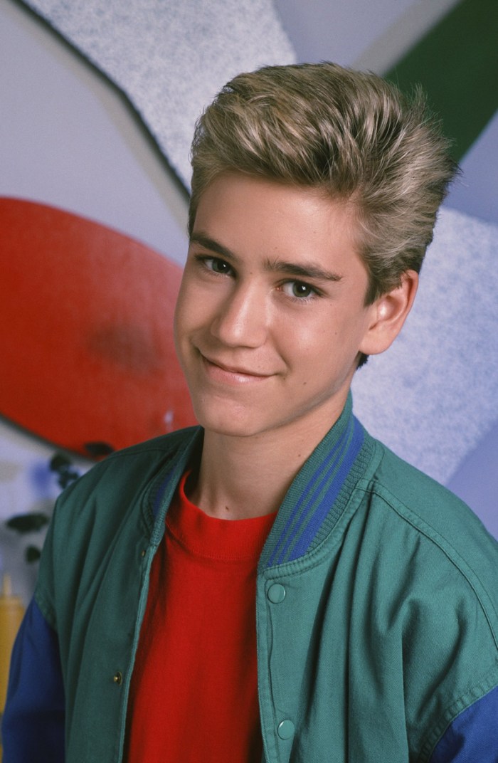 Le sgargianti t-shirt a righe e il ciuffo alla surfista dell’appetibile canaglia Zack Morris