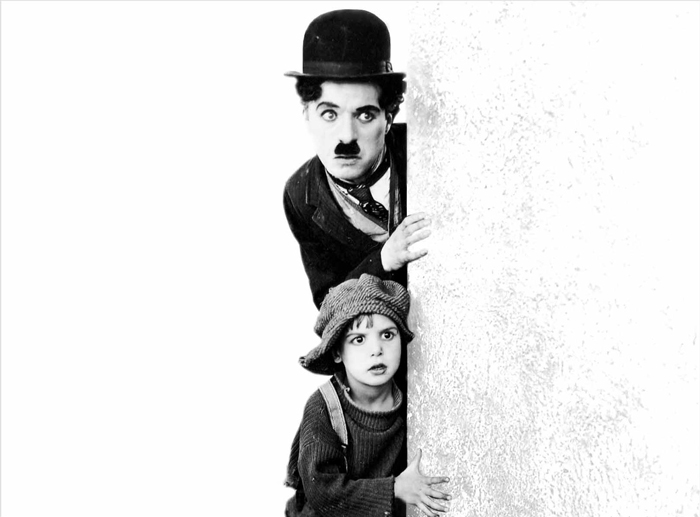 Il vetraio ambulante Charlie Chaplin e Il Monello (Jackie Coogan) depistano le autorità per l’infanzia nel capolavoro del 1921.