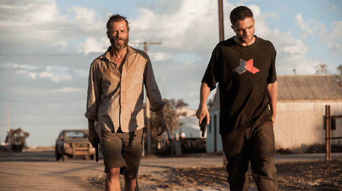 Guy Pearce e Robert Pattinson spingono il piede sull’acceleratore seminando un gang di criminali nell’arido deserto post-apocalittico in The Rover  (2014)
