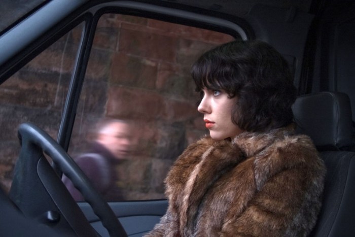 Scarlett Johansson è Isserley, l’aliena on the road al volante di un pick-up che adesca autostoppisti cibandosene in Under the Skin (2013)