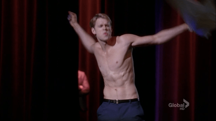  Chord Overstreet liceale belloccio che si scatena sfilandosi la t-shirt nell’aula di canto in Glee (2009-)