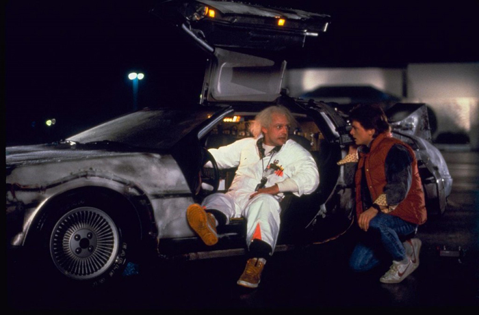 Marty (Michael J. Fox) e Doc (Christopher Lloyd) fuggono dal viaggio temporale a bordo della DeLorean nella trilogia di Ritorno al Futuro