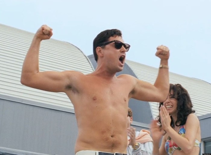  Leonardo DiCaprio si sbottona la camicia ostentando muscoli e dollari ai pool party in The Wolf of Wall Street (2013)
