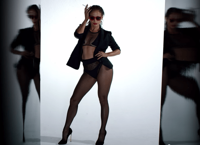 Fatevi in là, Miley e Kim: La regina con il gran c#ulo rivendica il suo scettro, acciuffa per il derrière la 24enne Iggy Azalea e se la canta shakerarando l’abbondante sederotto di sexy portoricana nel videoclip più esplicito mai visto su Mtv.