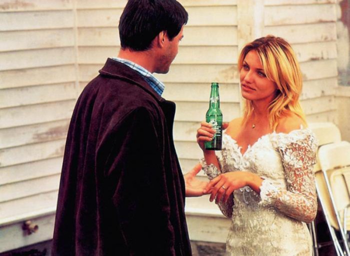 Svergina l’abito nuziale facendolo sulle mattonelle del bagno con il fratello dello sposo mafioso che si vendicherà in Due mariti per un matrimonio (1996)