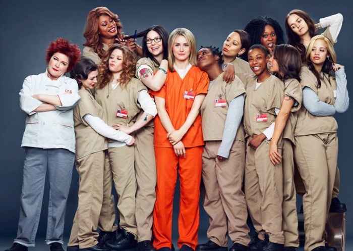 Nella serie tv inedita Orange is the New Black (da martedì 23 settembre su Mya), questa biondina viene sbattuta in gatta buia con la condanna di spaccio di stupefacenti ma, sul red carpet,  la carcerata Taylor Schilling se la cava piuttosto bene. Guardate un po’…