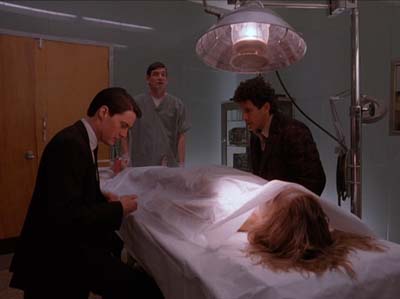 L'analisi sul cadavere della vittima: una ragazza bionda.