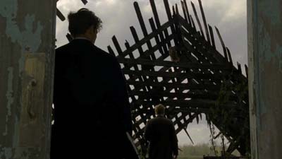 Cohle varca la chiesa nera