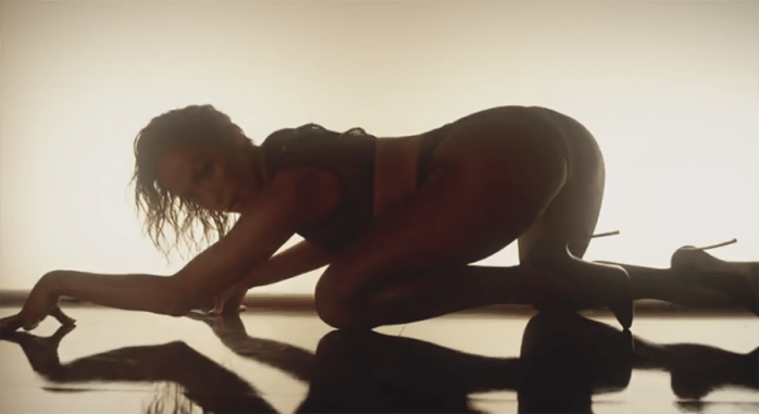 Passa la mocciosa Miley che twerka col rinsecchito b side, la volgare Nicki Minaj che lo scuote nella giungla di Anaconda ma Kim che sciorina lo scettro di donna più hot del mondo, sulle pagine di GQ, sbattendole il proverbiale “globo” in faccia, no! Questo è, davvero, troppo!