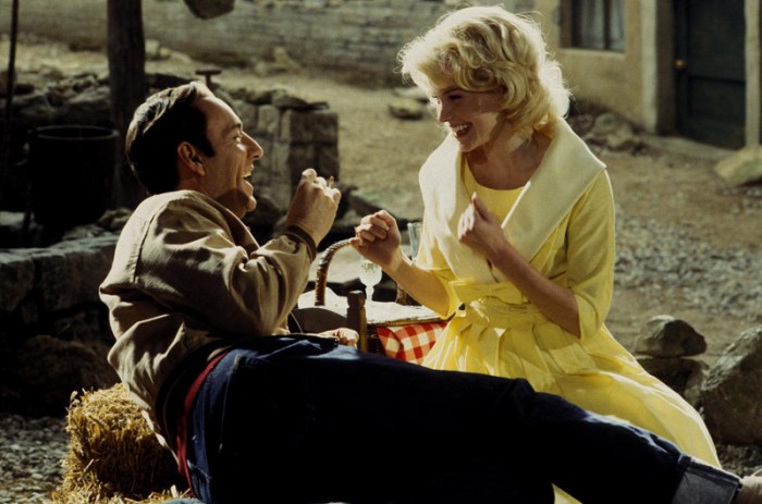 È il crooner Bobby Darin che seduce la casta attrice minorenne Sandra Dee (Kate Bosworth) sulle note di Beyond the Sea (2004)