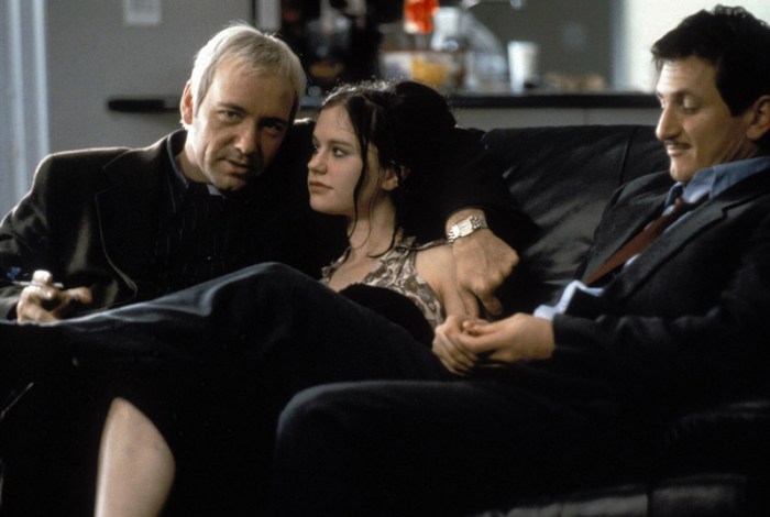 È Mickey che lavora negli studios di Hollywood con il socio Sean Peen, “spupazzandosi” l’adolescente, Anna Paquin, fuggita di casa e  in cerca fortuna in Bugie, baci, bambole & bastardi (1998).