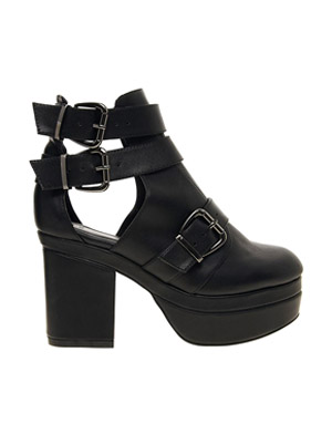 ASOS AGAINST THE CLOCK Cut Out Ankle Boots €41.23 