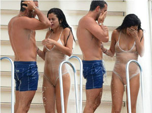 Selena Gomez emerge dalla piscina in trasparenze hot!