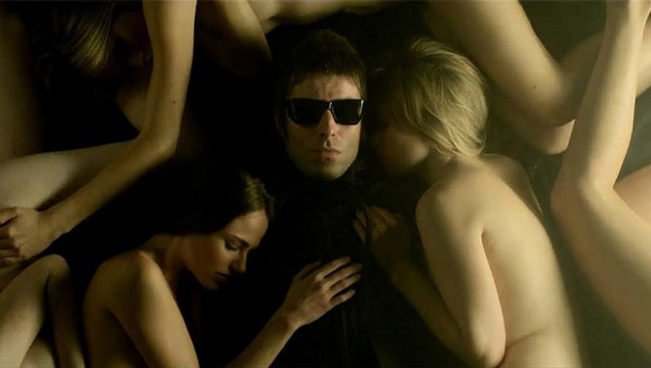 Le ragazze nude ammassate su Liam Gallagher in Shine a Light dei Beady Eye