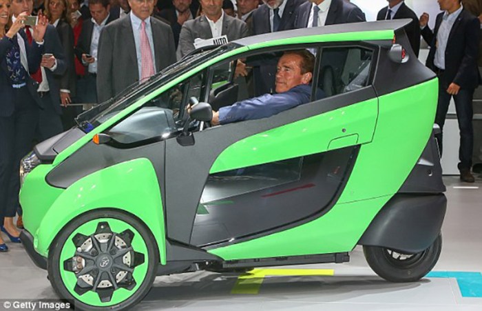 Oggi, l’ex Governatore della California vola a Parigi per promuovere la sua battaglia sul clima dove è stato ospite del salone internazionale dell’Automobile, testando alcune vetture elettriche.