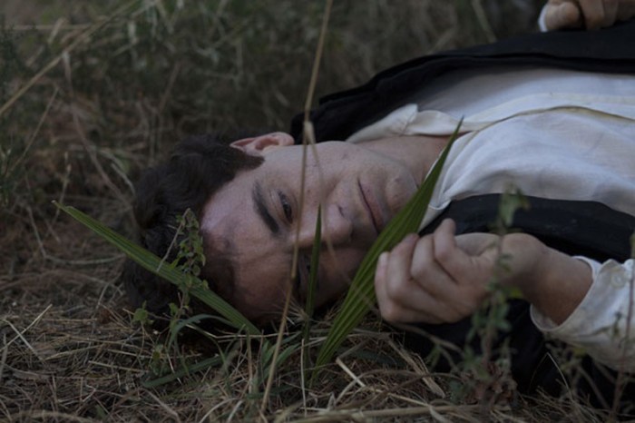  La sceneggiatura del film attinge agli scritti di Leopardi e all’insieme del suo epistolario, lo scrigno attraverso cui è possibile seguire la sua breve vita dalla Recanati della biblioteca paterna fino alla Napoli del colera e del Vesuvio. 