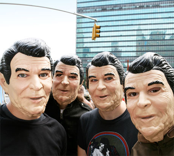 La screamo-band degli United Nations con le facce da Reagan