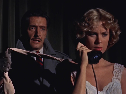 Ne Il Delitto Perfetto (1954) (ultimo appuntamento del ciclo dedicato ad Alfred Hitchcock, in onda questa sera su Iris), Grace Kelly seduce come “Ghiaccio Bollente” nel sontuoso ball gown in pizzo rosso creato da Moss Mabry. Ma, la principessa di Hollywood commette adulterio, soprattutto, nella peccaminosa sottoveste in seta protagonista di colluttazione da brivido. Qui sotto la dresses-gallery della pellicola in giallo. Per quale sofisticata mise optate?