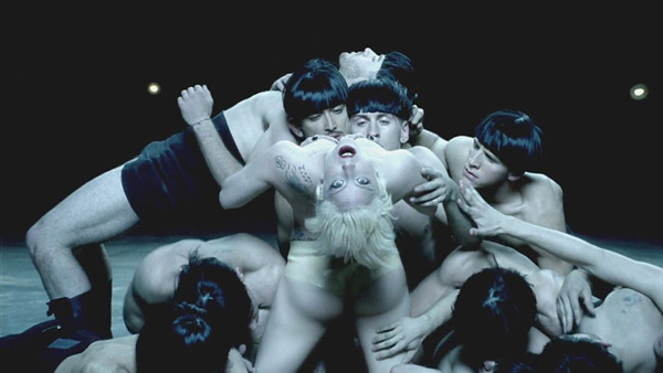 La orgia di Alejandro moltiplicati per una dozzina di Lady Gaga