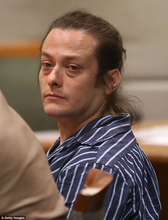 Oggi, inanella arresti per denunce di abusi domestici, entra-esce dalla gattabuia e trova pure il tempo per recitare nel cinema indie low-budget. Eccolo, in aula giudiziaria poco tempo fa.