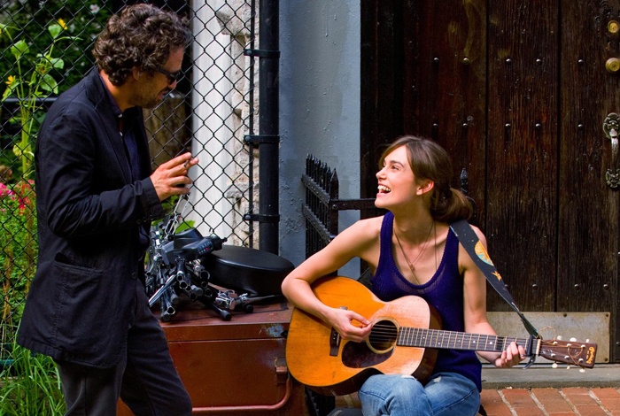 Dall’ambiziosa folkgirl di Nashville Hayden Panettiere alla cantautrice hippie in caravan Kristen Stewart che s’imbatte in Emile Hirsch che vaga Into the Wild, dalla Audrey Hepburn alla finestra che incanta con “Moon River” in Colazione da Tiffany all’androgina  Marlene Dietrich in divisa che incita gli ubriaconi de La taverna dei sette peccati, da Hannah Montana alla novizia canterina Julie Andrews in Tutti insieme appassionatamente, dalla stella in rehab Gwyneth Paltrow in Country Strong alla malinconica Jennifer Lawrence che strimpella in Hates, passando per la maldestra Phoebe che intrattiene i Friends inneggiando al gatto rognoso fino alla Robin “Jenny” Wright che suona nuda per una folla accaldata, scatenando il disappunto di Forrest Gump…chi tra queste bellezze ingaggereste?