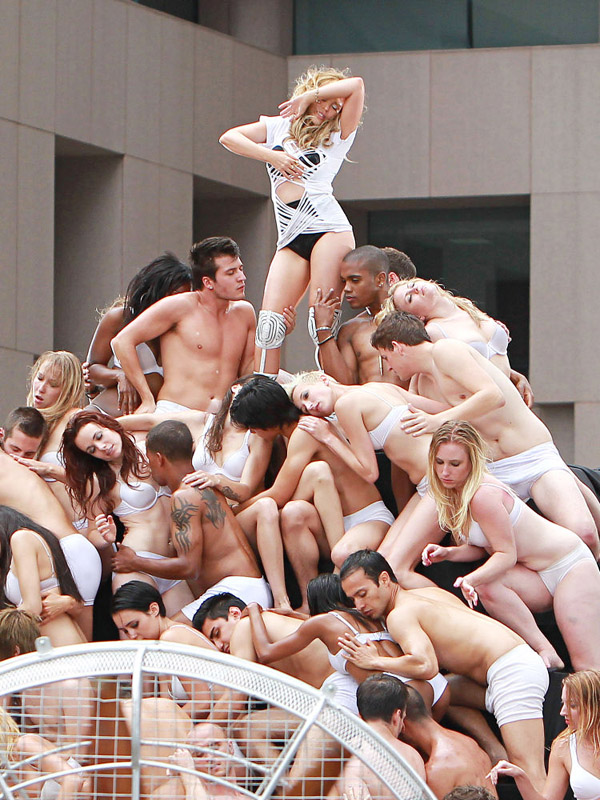 L’ammucchiata urbana di Kylie Minogue in All the Lovers