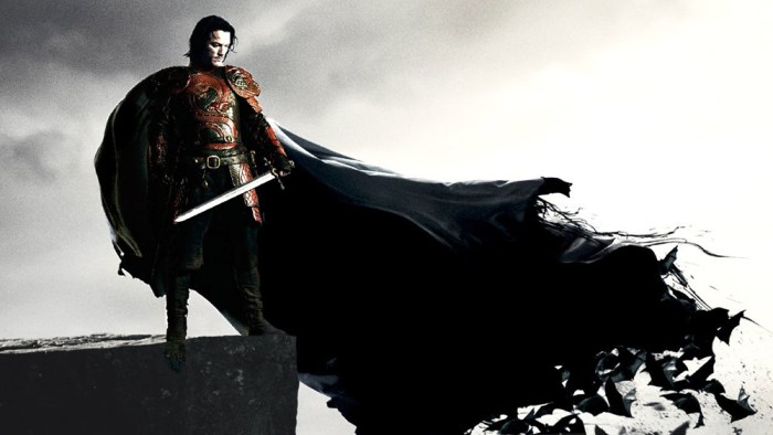 Questo Halloween, il sexy Luke Evans che ci porta alle origini di Vlad l'Impalatore sfoderando canini affilati in Dracula Untold (da oggi nelle sale).
