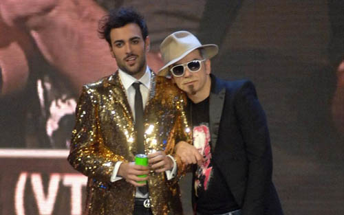 Trionfa con Mengoni nella finale della seconda edizione.