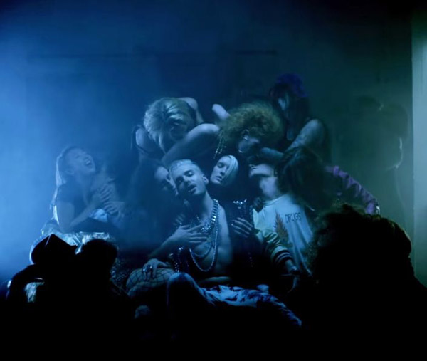 I Tokio Hotel ci danno di brutto nel videoclip del singolo Love Who Loves You Back che anticipa il nuovo album Kings of Suburbia. Ecco le altre orgy celeb della musica…manca qualcuno all’appello?