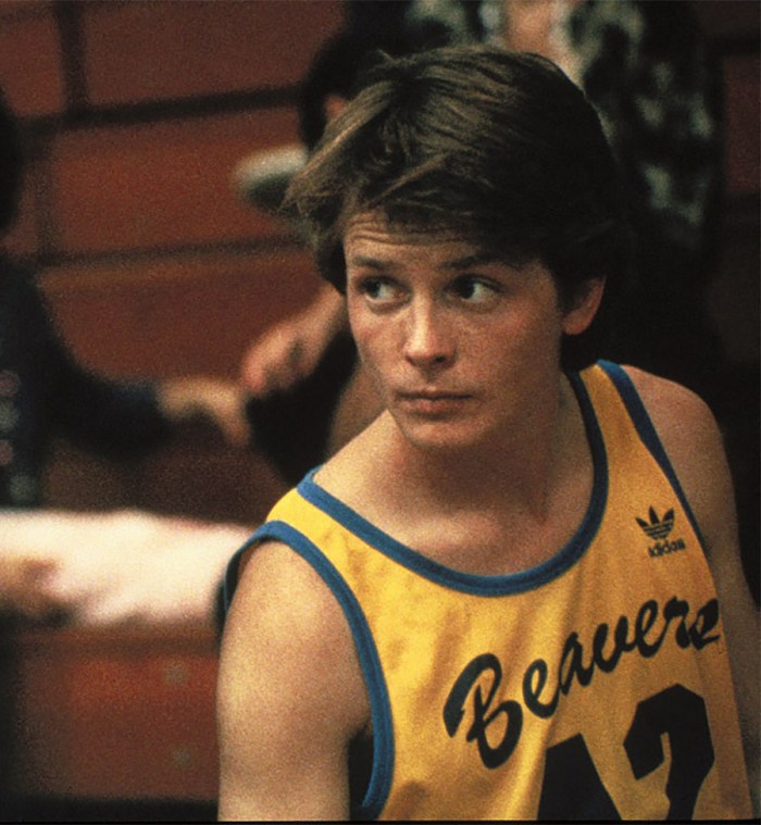 Michael J. Fox è il pelossissimo liceale Scott Howard alias Teen Wolf (nella versione originale) che ostenta una gran Voglia di Vincere (1985)