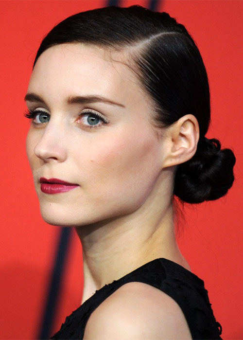 Chignon con riga in parte