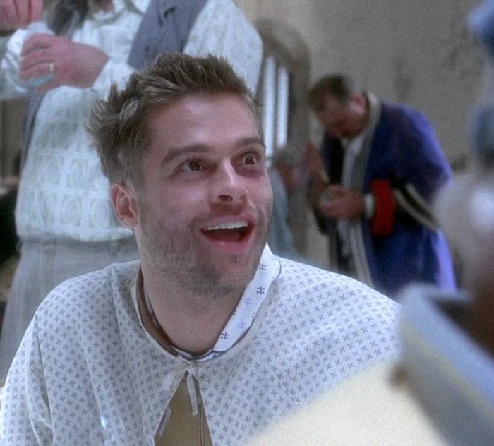 Si privò delle sigarette e staccò un biglietto per il reparto psichiatrico della Temple University per prepararsi al ruolo ne L'esercito delle 12 scimmie (1995)