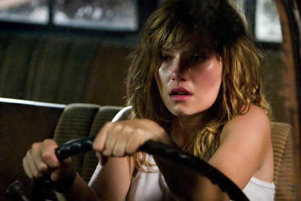 Elisha Cuthbert è Carly Jones vs i gemelli siamesi ne La maschera di cera (2005)