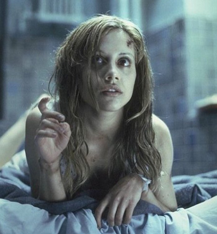 Denutrita e disturbata in Don't Say a Word (2001), costudisce nel silenzio del suo autismo un segreto numerologico.