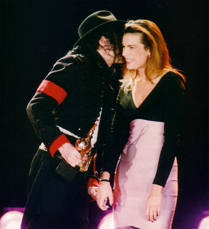 …ma la voce che gli sussurra, suadente, all’orecchio è quella della Principessa Stéphanie di Monaco.