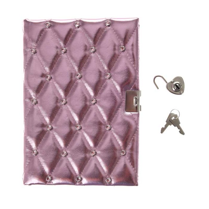 Pink Quilted Lock Diary €9.99 puoi trovarlo su claires.co.uk