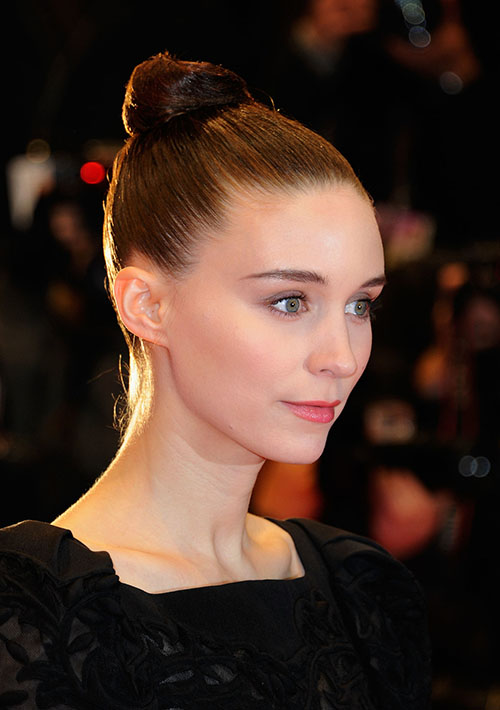 Chignon alto con capelli tirati all’indietro