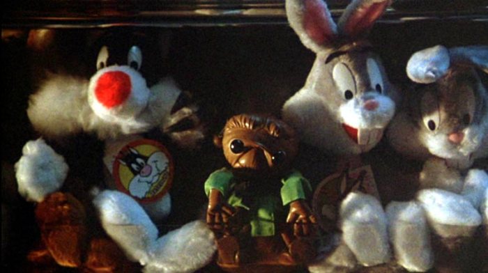 La pellicola è piena, zeppa di riferimenti cinefili. Nel finale in cui Ciuffo Bianco si nasconde da Billy tra un mucchio di peluches è un chiaro omaggio ad una scena simile di E.T. (con tanto di pupazzo dell’extraterrestre protagonista del film). 