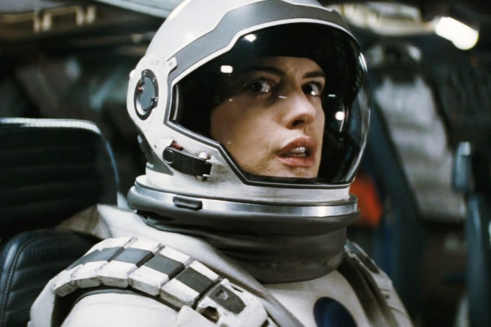 Nella sequenza in cui Anne Hathaway era immersa in acque gelide, la sua tuta spaziale si è rotta ed ha rischiato di andare in ipotermia.