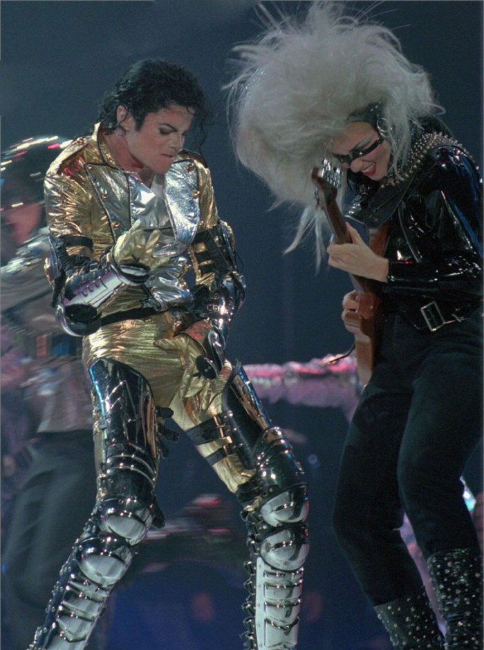 Con la chitarrista storica Jennifer Batten durante l’HIStory World Tour (1996-1997)