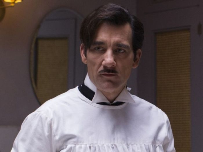 Clive Owen indossa il camice del Dr. John Thackery che a seguito del suicidio del suo mentore assume la guida nel reparto di chirurgia del Knickerbocker Hospital, noto semplicemente come "The Knick".
