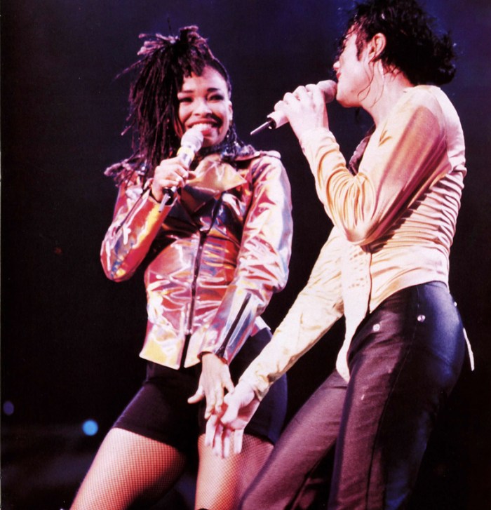 I Just Can't Stop Loving You in duetto con Siedah Garrett sul palco del Dangerous World Tour (1992)