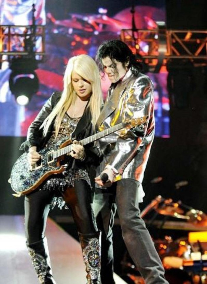 Durante le prove nel This Is It tour è accomapgnato dagli assoli della bella Orianthi Panagaris