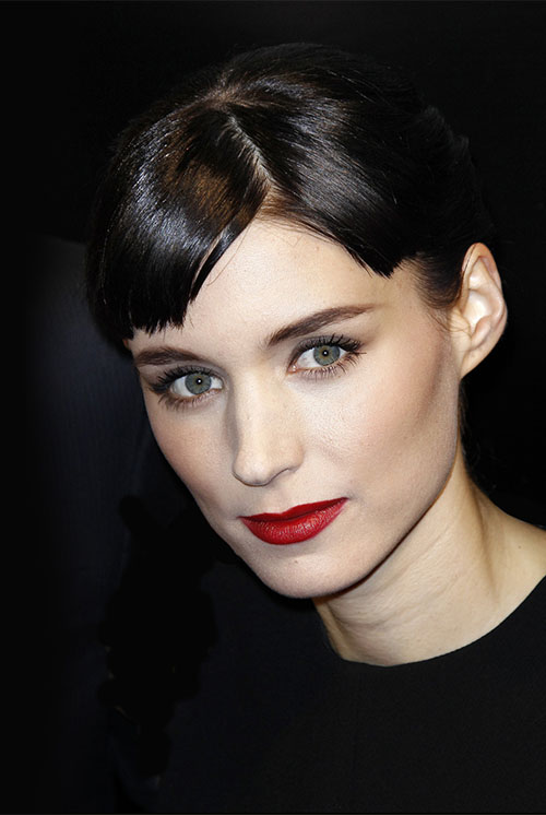 La dolce missionaria che si mette contro la polizia corrotta, per aiutare tre ragazzini delle favelas sepolti in un mare di Trash (in sala da giovedì 27 novembre), approderà coming soon alla volta de L'isola che non c'è con lo sguardo bistrato di Giglio Tigrato nell’ultima trasposizione di Peter Pan. Ecco, le acconciature più chic della Audrey Hepburn dell’ultimo Millennium.