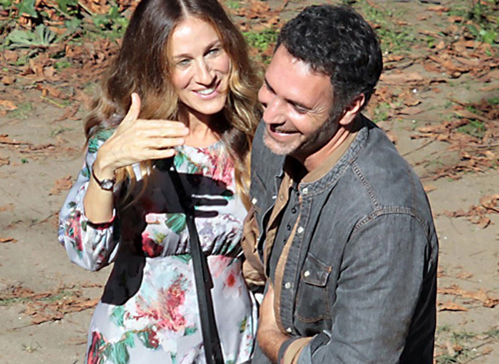 Sarah Jessica Parker flirta con il Raoul nazionale sul set di Tutte le strade portano a Roma: commedia romantica diretta dalla regista svedese Ella Lemhagen che racconta di una sexy mamma single newyorkese approdata nella Capitale che si barcamena tra una teenager ribelle dai capelli fucsia e la relationship con un attraente scultore di borgata.  