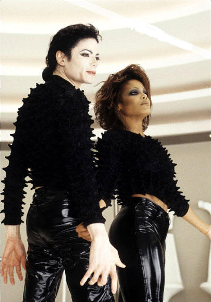 Va in orbita furibonda con la sorella Janet Jackson, urlando e spaccando tutto a ritmo di space-choreography in Scream (1995)