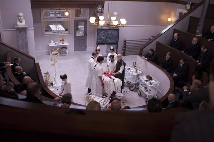 Fatevi in là, Ross e House e passate i ferri del mestiere al Dr.Thackery che, questa sera, spalancherà il separé lordo di sangue nella serie médique d'époque ideata da Steven Soderbergh (in onda alle ore 21.10 su Sky Atlantic). Il suo titolo è The Knick come il nome del teatro operatorio di un Clive Owen che armeggia coi bisturi sotto effetto di oppiacei che sperimenterà come anestetico sui pazienti, rivoluzionando la medicina nella New York agli albori del 900. Ecco, 10 cose da sapere sulla serie tv per stomaci forti…