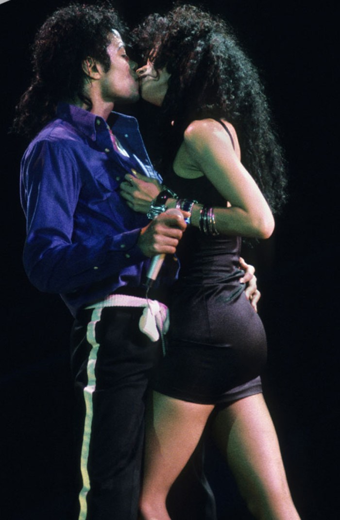 Il bacio rubato della modella Tatiana Thumbtzen in The Way You Make Me Feel (1987) durante il Bad World Tour.