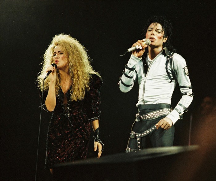 Con la corista Sheryl Crow (allora semisconosciuta) intona I Just Can't Stop Loving You durante il Bad Tour (1988)